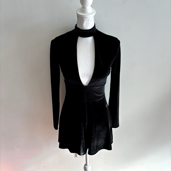 Express Women's Black Velvet Velour Plunging Neckline Long Sleeve Romper Size XS - Picture 2 of 10